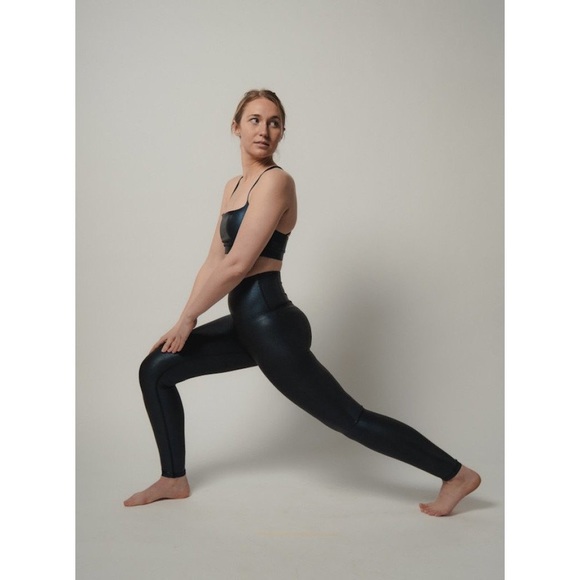 New Solidcore high shine legging & bra set - Picture 2 of 9